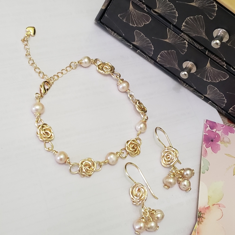 Freshwater pearls set, bracelet and earrings golde